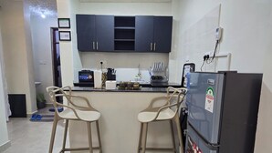 Private kitchen - Peaceful Nanyuki Getaway with Stunning Mt. Kenya Views – Walk to Cedar Mall. (Nanyuki)