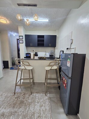 Private kitchen - Peaceful Nanyuki Getaway with Stunning Mt. Kenya Views – Walk to Cedar Mall. (Nanyuki)