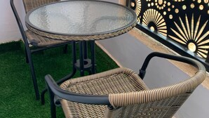 Outdoor dining - Peaceful Nanyuki Getaway with Stunning Mt. Kenya Views – Walk to Cedar Mall. (Nanyuki)