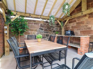 Outdoor dining - The Long Barn (Stoke-on-Trent)