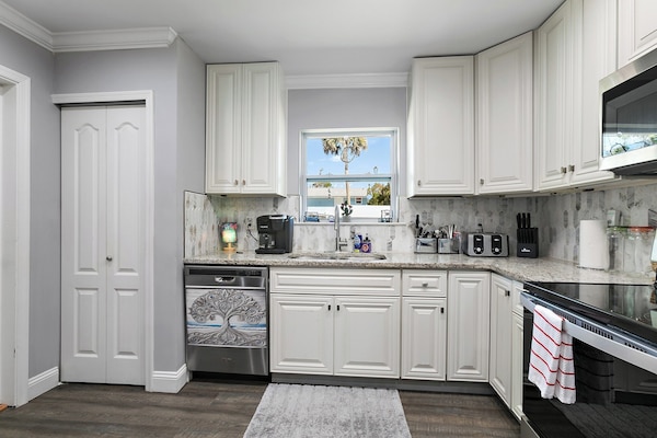 Kjøleskap, mikrobølgeovn, ovn og kokeplater