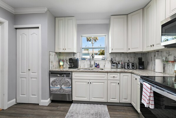 Kühlschrank, Mikrowelle, Ofen, Herdplatte