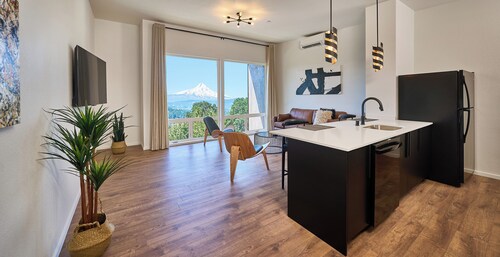 One-bedroom suite, Mt Hood views, downtown White Salmon, suite 28