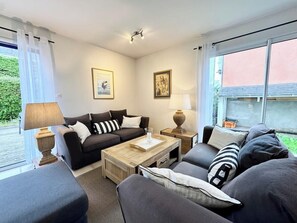 TV, peis, bøker og kontorer