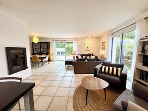 TV, peis, bøker og kontorer