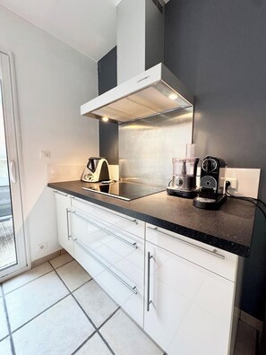 Køleskab, mikrobølgeovn, ovn, kogeplade