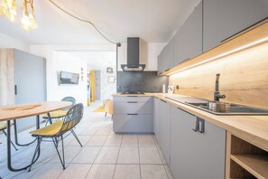 Fridge, microwave, oven, stovetop - T2 Hyper Cocon – Terrasses - Parking (Larmor-Plage)