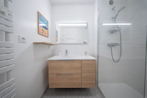 Shower, hair dryer - T2 Hyper Cocon – Terrasses - Parking (Larmor-Plage)
