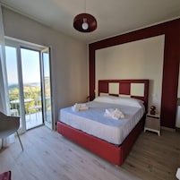 Minibar, decoración personalizada, muebles diferentes y escritorio