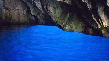 Eine Höhle mit einem blauen Pool.