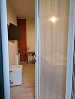 Minibar, decoración personalizada, muebles diferentes y escritorio