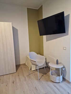 Minibar, decoración personalizada, muebles diferentes y escritorio 