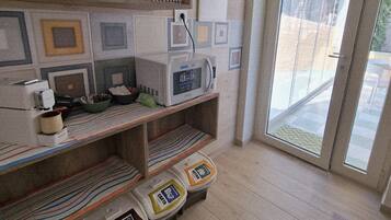 Full-sized fridge, microwave, stovetop, dishwasher