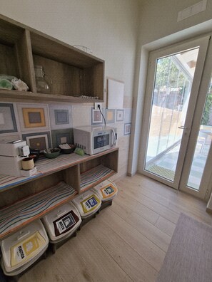 Großer Kühlschrank, Mikrowelle, Herdplatte, Geschirrspüler