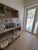 Full-size fridge, microwave, stovetop, dishwasher