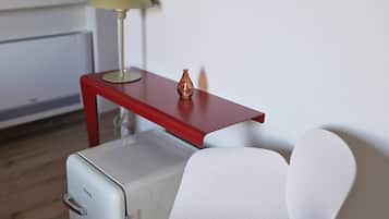 Habitación Confort, vista al mar | Minibar, decoración personalizada, muebles diferentes y escritorio