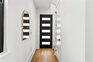 Interior - Modern 2-bedroom Tiny house in Tampa, close to Downtown, Stadiums, and Arena! (Tampa)