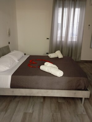 Comfort Triple Room | Desk, iron/ironing board - Marisol (Palermo)