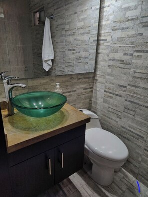 Douche, serviettes fournies, savon, papier toilette