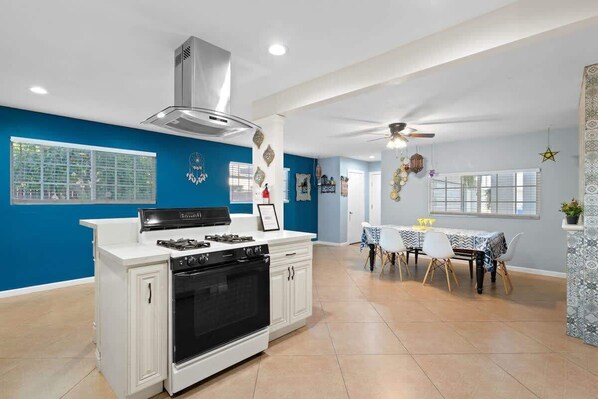 Frigorífico, microondas, horno y placa de cocina