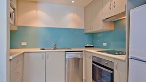 Micro-ondes, four, plaque de cuisson, lave-vaisselle