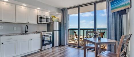 Refrigerador, microondas, horno, placa de cocina