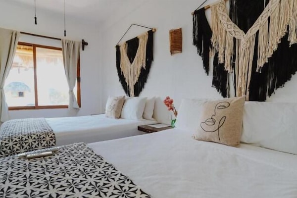 Habitación básica, 2 camas matrimoniales, vista a la ciudad | Wifi gratis
