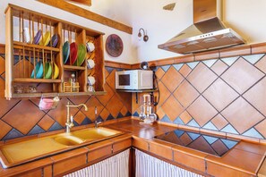 Kühlschrank, Mikrowelle, Herdplatte, Wasserkocher mit Kaffee-/Teezubehör