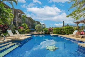 Pool - Wailua Bay View 105 Oceanfront condo (Kapaʻa)