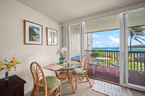 Dining - Wailua Bay View 105 Oceanfront condo (Kapaʻa)