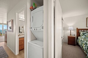 Iron/ironing board, WiFi, bed sheets - Wailua Bay View 105 Oceanfront condo (Kapaʻa)