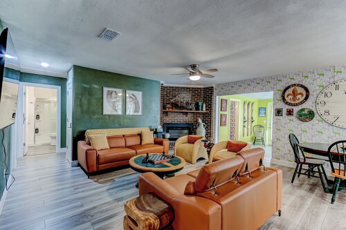 Happy Palette Home: Close to downtown+the lake! Fenced yard with outdoor dining