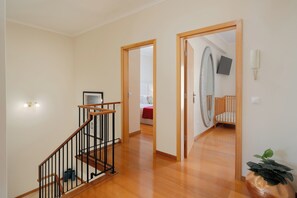3 quartos, ferros/tábuas de passar roupa, Wi-Fi, roupa de cama