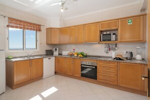 Fridge, microwave, oven, stovetop - With sea view - Strategic Sunset House (Santa Cruz)
