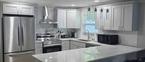 Réfrigérateur, micro-ondes, four, plaque de cuisson