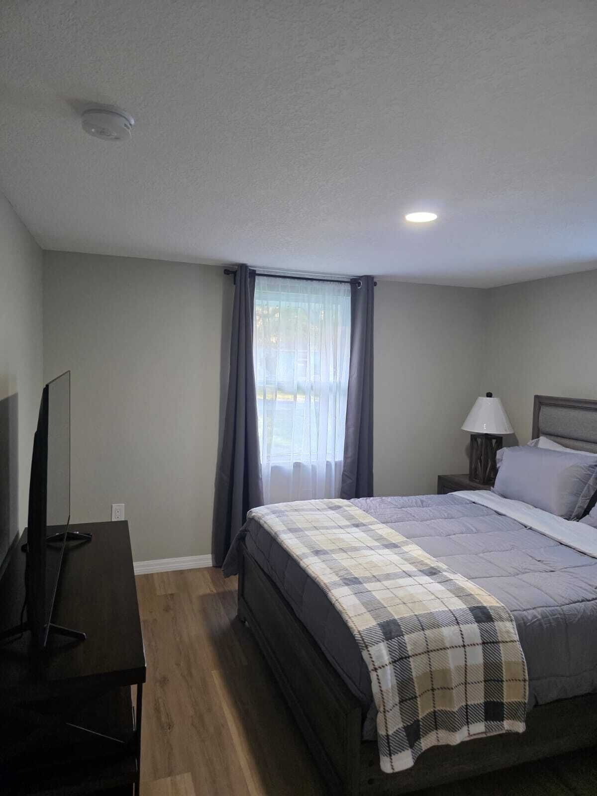 2 soverom, skrivebord, strykejern/-brett og wi-fi (inkludert)