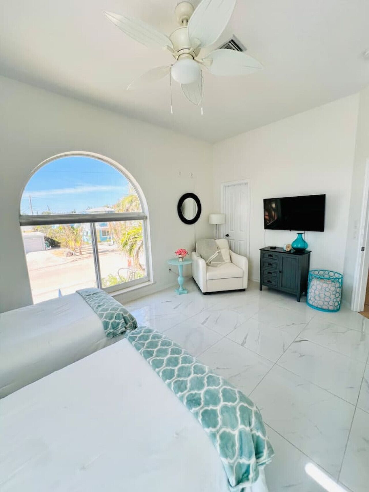 3 chambres, bureau, fer et planche à repasser, lit parapluie