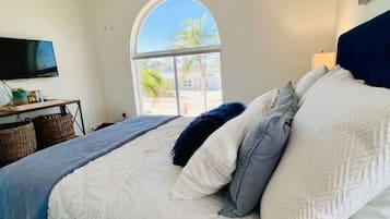 3 bedrooms, desk, iron/ironing board, travel crib