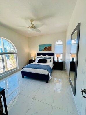 3 habitaciones, escritorio y tabla de planchar con plancha 