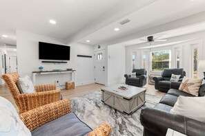 Een smart-tv, boeken en een stereo