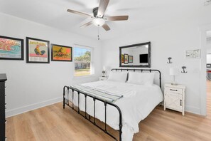 5 slaapkamers, een bureau, een strijkplank/strijkijzer, reisbedje