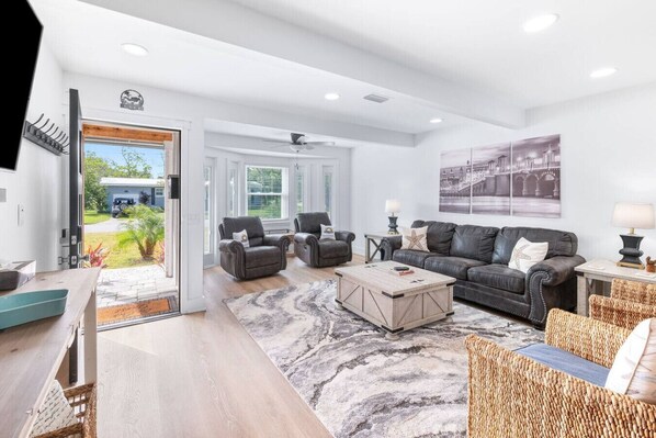 Smart TV, books, stereo