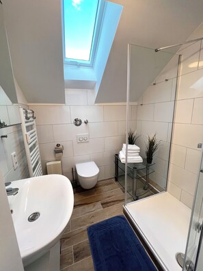 Shower, hair dryer, towels, soap - Modern and flexible living between Cologne and Düsseldorf (Langenfeld (Rheinland))