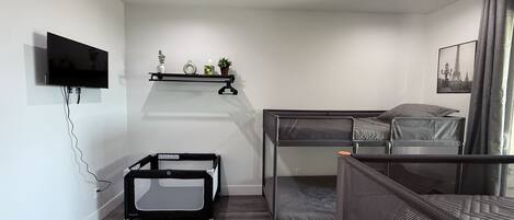 Schreibtisch, Bügeleisen/Bügelbrett, Reisekinderbett, kostenloses WLAN