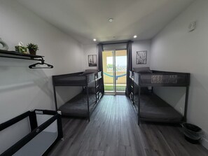 2 slaapkamers, een bureau, een strijkplank/strijkijzer, reisbedje