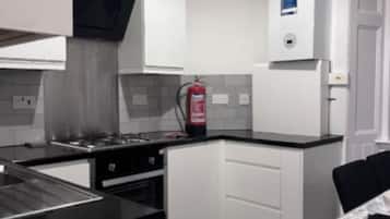 Køleskab, mikrobølgeovn, elkedel, brødrister