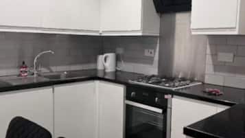 Køleskab, mikrobølgeovn, elkedel, brødrister