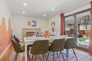 Dining - Spacious 4BD - Backyard BBQ, Fire Pit & Mini Golf (Arvada)