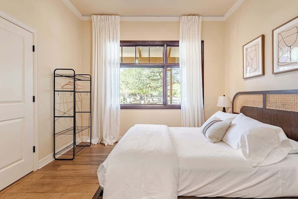 5 habitaciones, tabla de planchar con plancha y cuna de viaje 