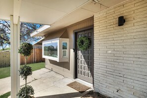 Exterior detail - BMT Vinyl Studio (San Antonio)